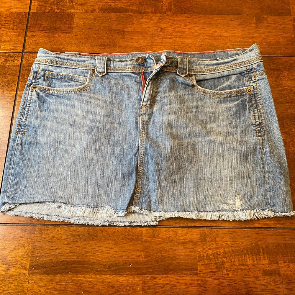 Jean distressed mini skirt